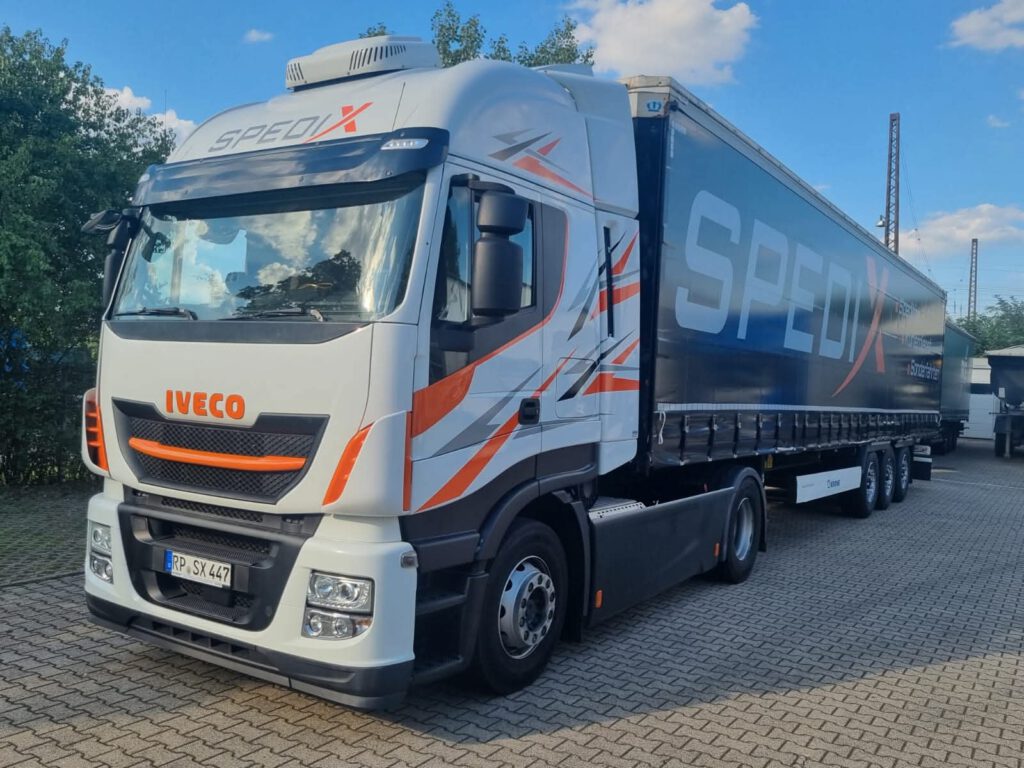 Ein weißer Iveco S-Way LKW der Spedix GmbH Spedition bereit für den Expressversand in Speyer.