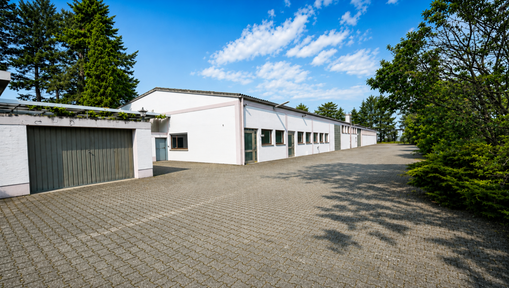 Außenansicht der videoüberwachten Spedix Lagerhalle in Speyer für die flexible Lagerung von Industriegütern.