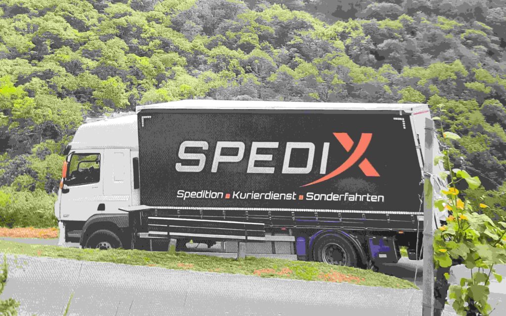 Starte deine Logistik-Karriere bei der Spedix GmbH Spedition: Unser moderner Planen-LKW im regionalen Einsatz.